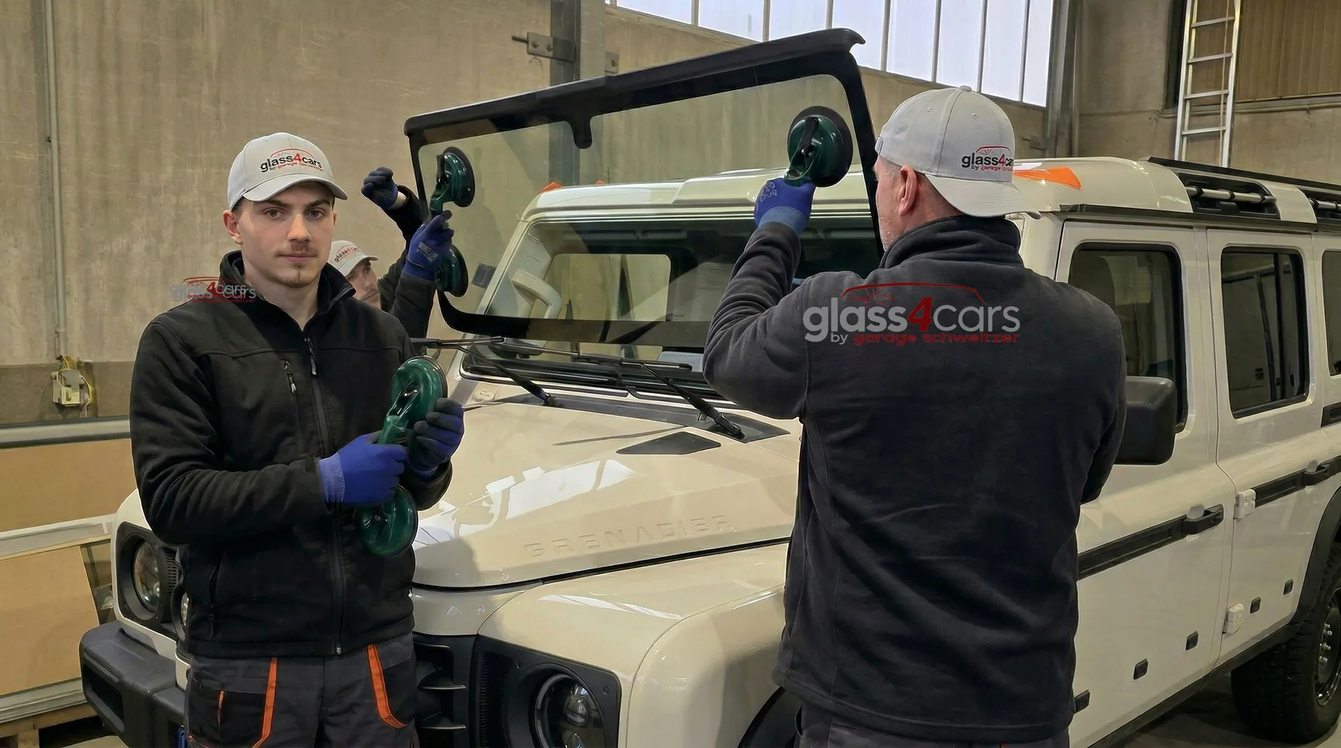 Einbau einer Windschutzscheibe durch einen Glass4Cars-Techniker